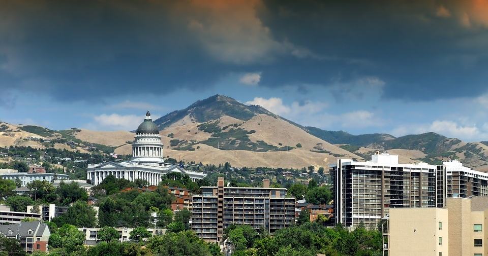 The Salt Lake City caitol building sits in front of the wastch Mountain range.