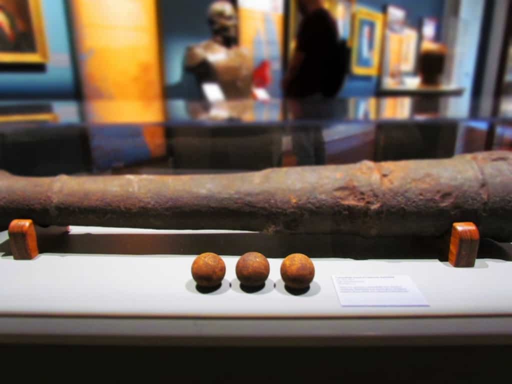 A rescued cannon from the War of 1812 can be seen at the Cabildo. 