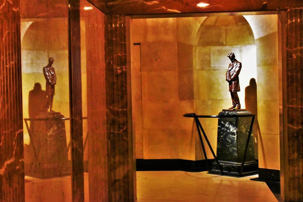 The inside of Lincoln's Tomb is decorated with sculptures that represent various periods of his life.