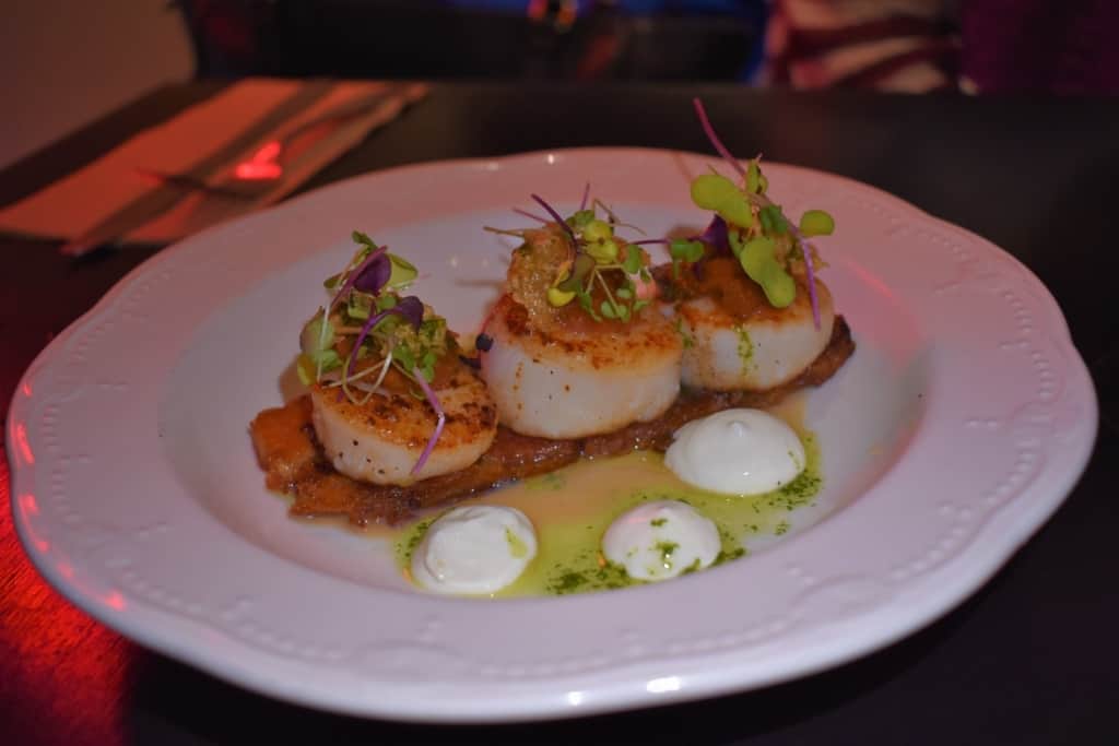 Scallops and smoked bacon make for an appealing appetizer at Faite a l'os. 