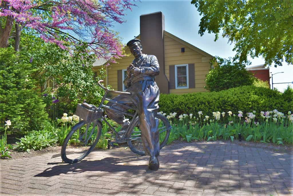 A statue of Dominie Hendrik Scholte sits in the home's gardens.