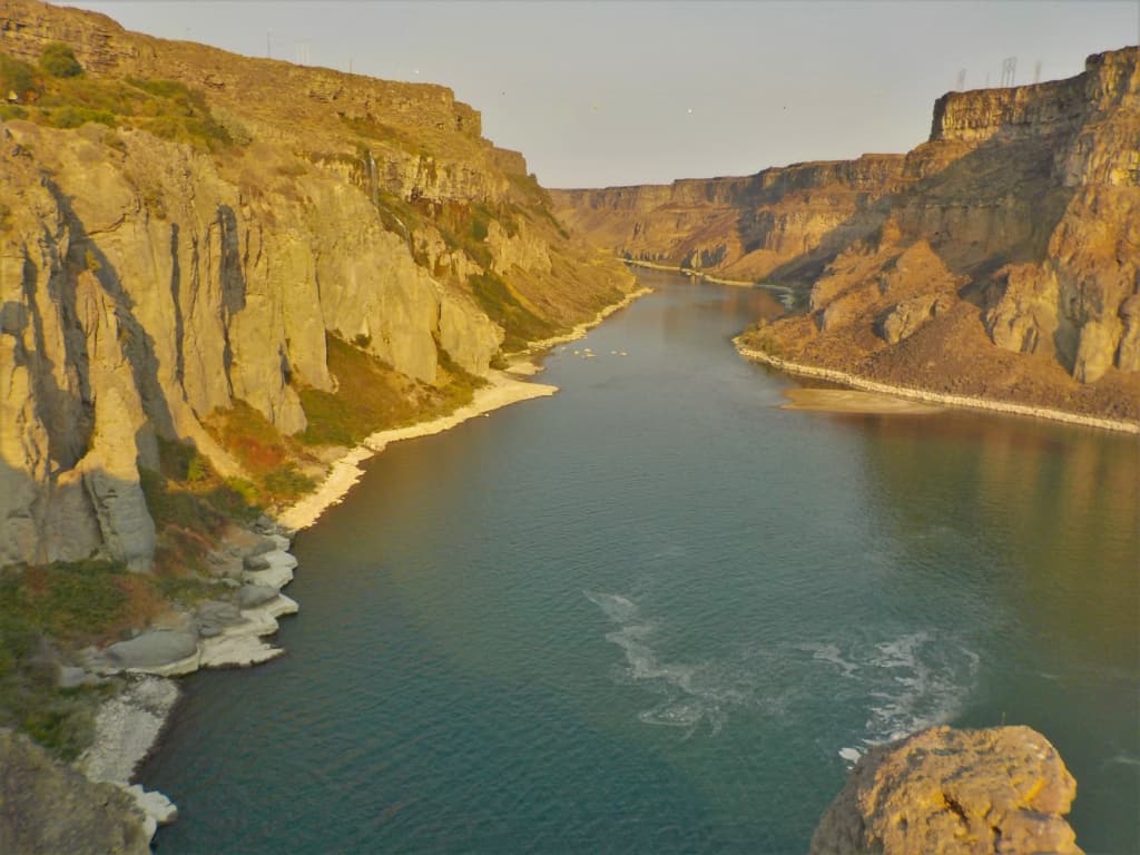The Snake River Canyon was highlighted during Evel Knievel's unsuccessful jump attempt. 