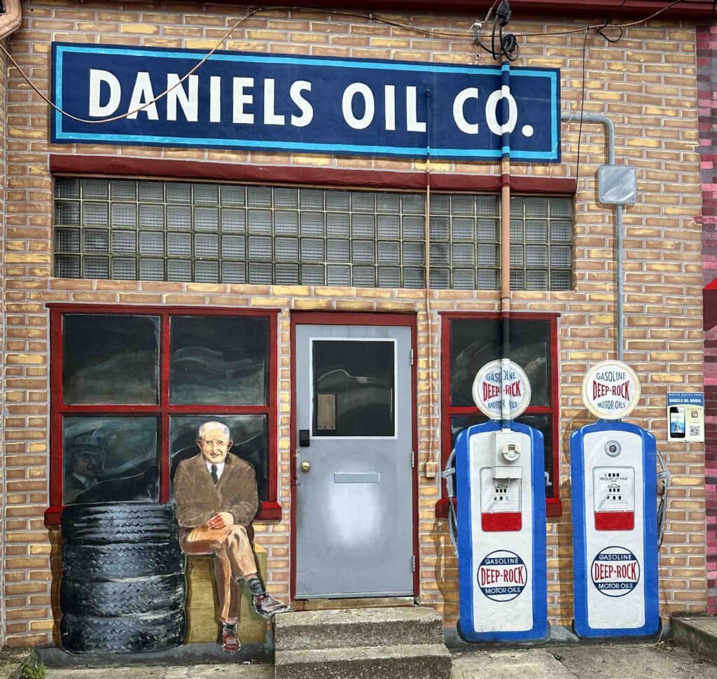 A mural depicting life during the years of full-service Illinois Route 66 filling stations.