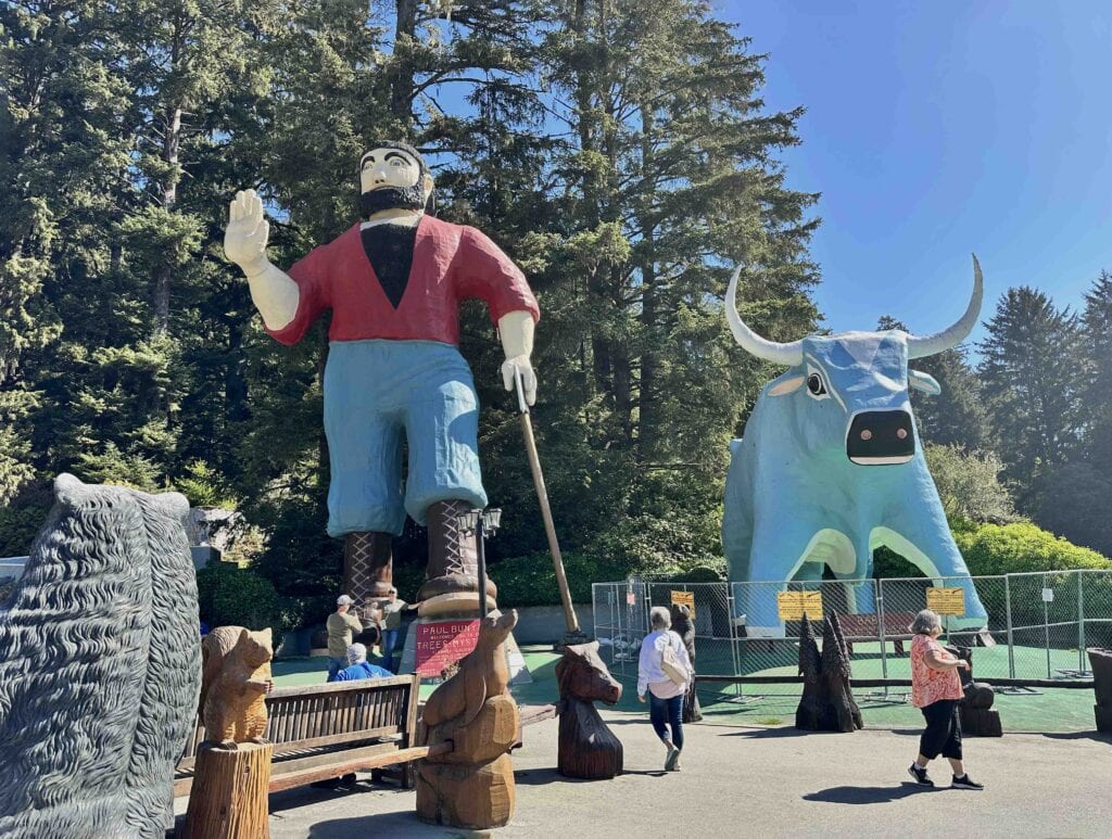 Spotting a giant Paul Buntan and Babe the Blue Ox gave us a reason to take a short break from the road.